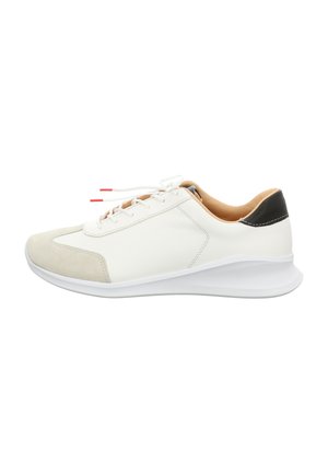 Weißer Sneaker mit Wildleder-Zehenkappe, Lederoberteil, schwarzem Fersenakzent, Schnürverschluss und gepolstertem weißen Mittelsohlen. Rote Akzente an den Schnürsenkeln.