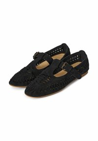 Bailarinas de ante negro con un patrón de cortes, punta afilada y correa ajustable. Textura suave con una suela baja y plana.