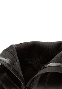 Detailný záber na otvorenú čiernu koženú bootu, ukazujúci čiernu pletenú manžetu, mäkké vnútorné podšívku a čiastočne rozopnutý zips.