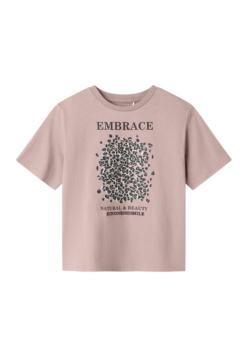 T-shirt en coton rose clair à manches courtes, avec un texte graphique noir et des motifs en points au centre. Coupe décontractée.