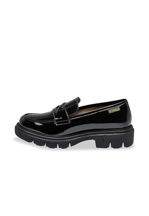 Mocassins en cuir verni noir avec un bout arrondi, semelle en caoutchouc épaisse et plate, détail de nœud décoratif et accents de couture contrastants.