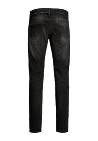 Černé slim-fit džíny zobrazené ze zadní strany se dvěma zadními kapsami a pasem s poutky na pásek.