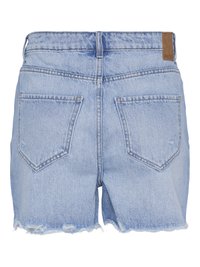 Lyseblå denimshorts med frynsete kanter, to baklommer og en liten brun lærlapp på midjebåndet.