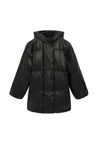 Černá puffer bunda s kapucí, vyrobená z lesklého, prošívaného materiálu. Má volný střih, dlouhé rukávy a přední zapínání na patentky.