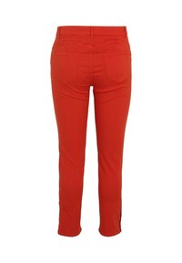 Pantalon rouge slim avec poches arrière, passants de ceinture et longueur raccourcie, présenté de dos sur fond blanc.