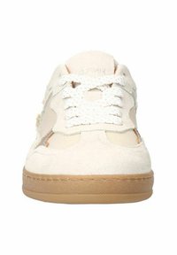 Sneaker bianche in suede con un design traslucido, punta rotonda, suola spessa in gomma e dettagli testurizzati. I lacci sono bianchi e intrecciati.