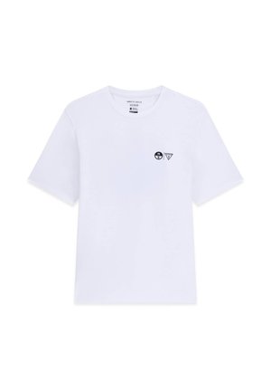 T-shirt blanc à manches courtes avec petits logos noirs North Sails et Guess sur la poitrine gauche, col rond et coupe décontractée.