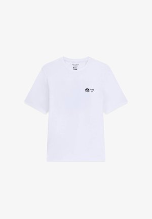 T-shirt blanc à manches courtes avec petits logos noirs North Sails et Guess sur la poitrine gauche, col rond et coupe décontractée.