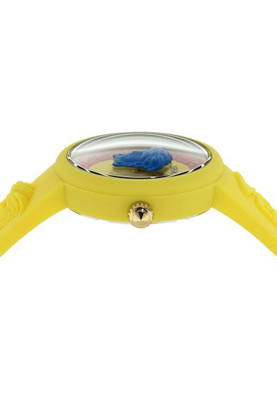 Reloj de pulsera amarillo con una figura de león azul en relieve dentro de la esfera de cristal curvado y detalles de león grabados en la correa.