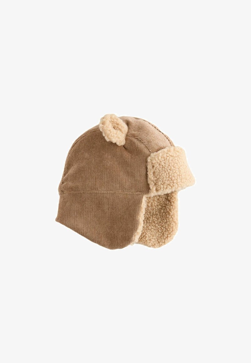 Bruine ribfluwelen hoed met een zachte, beige nepbontvoering en oorflappen. Bevat kleine, ronde oortjes bovenop.