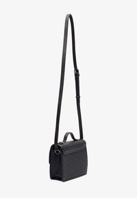 Sac bandoulière noir avec une forme structurée, motif floral texturé et accents en métal doré. Dispose d'une bandoulière amovible et d'une poignée supérieure.