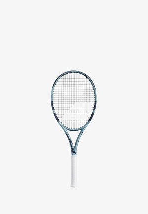 Tennissla met een lichtblauw frame, een ronde kop en een witte gestructureerde grip. Bevat een kruis-hatch snarenpatroon en slanke ontwerpelementen.