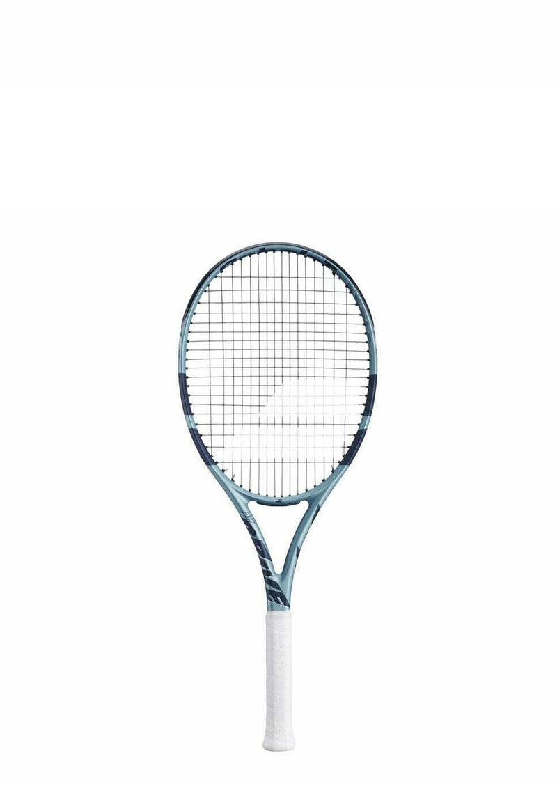 Tennissla met een lichtblauw frame, een ronde kop en een witte gestructureerde grip. Bevat een kruis-hatch snarenpatroon en slanke ontwerpelementen.