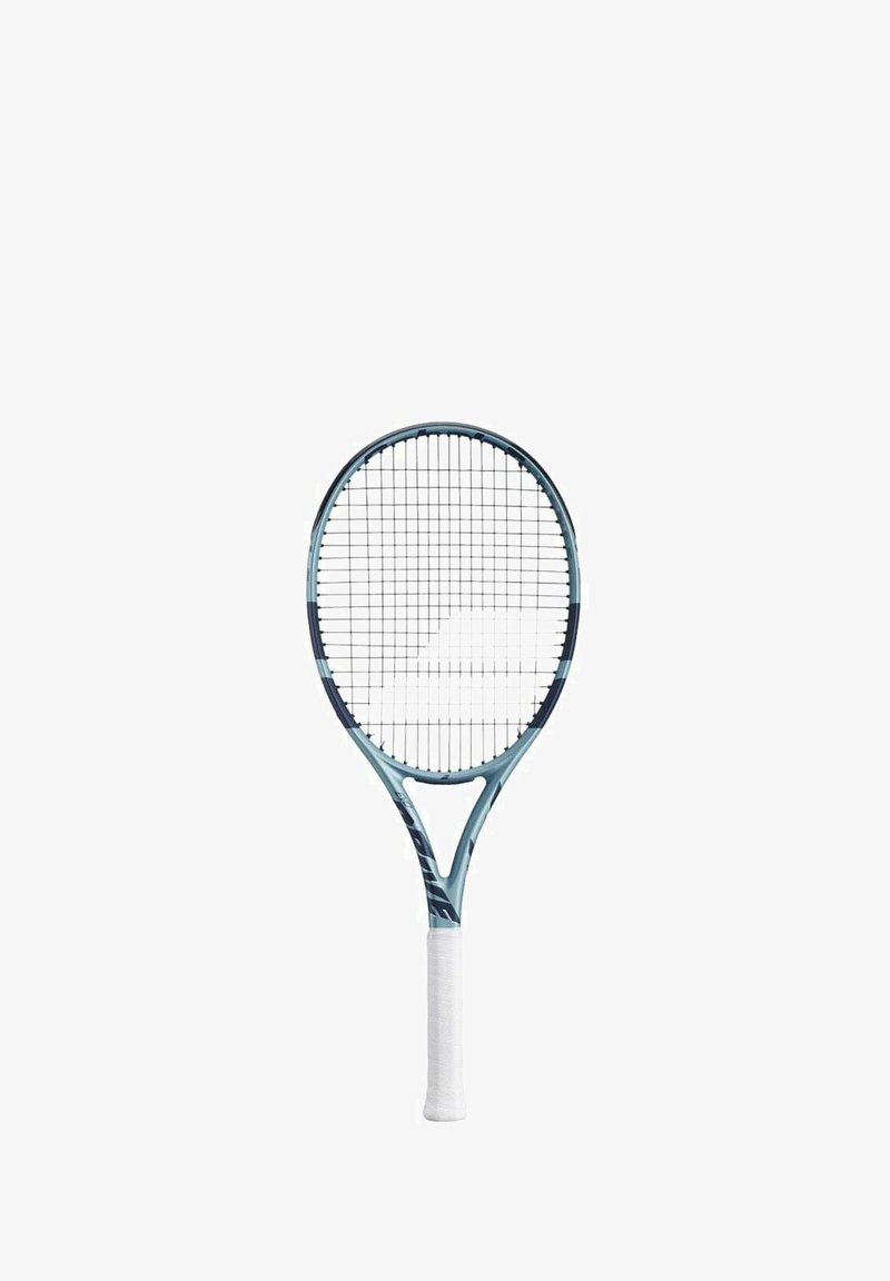 Raqueta de tenis con un marco azul claro, una cabeza redonda y un grip texturizado en blanco. Presenta un patrón de cuerdas en cruz y acentos de diseño elegantes.
