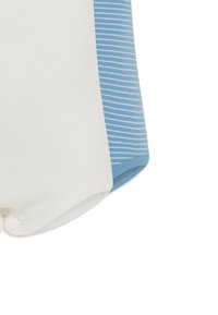 Kurzärmliger Playsuit in Weiß und Hellblau. Verfügt über ein gestreiftes Muster auf der blauen Seite, weichem Baumwollmaterial und Druckknöpfen am Boden.