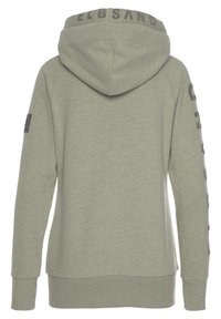 Lichtgroene hoodie met een grote capuchon aan de achterkant, geribbelde manchetten en zoom, en bedrukt tekst langs de mouwen. Zachte jersey stofstructuur.