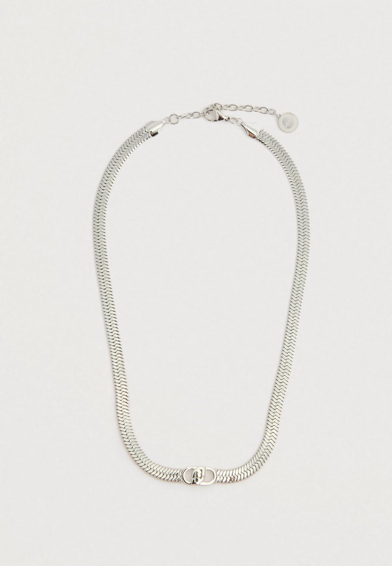 Srebrny naszyjnik na łańcuszku z płaskim, zygzakowatym wzorem. Wyposażony w centralny zamek i regulowaną długość z małą metką. Gładka metaliczna tekstura.