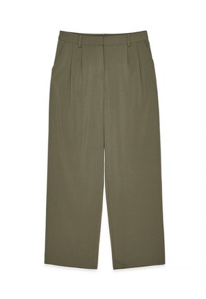 Olijfgroene hoge taillebroek met riemlussen, voorplooien, zijzakken en een wijde pijp, plat gelegd op een witte achtergrond.