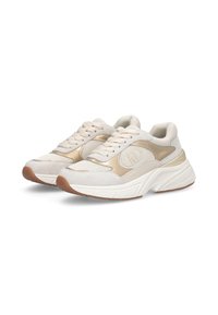 Zapatillas gruesas en color beige y dorado con paneles de malla y ante, diseño de cordones y suelas gruesas blancas con tacos marrones.