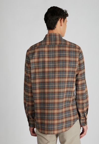 Langsleeve geruite shirt met bruine, grijze en blauwe ruitpatronen, gemaakt van een textuurstof, met een knoopsluiting bij de kraag en manchetten.
