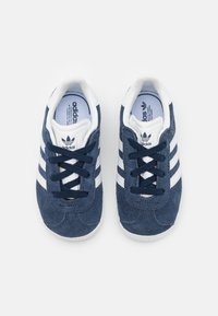 adidas Originals GAZELLE UNISEX - Lära-gå-skor - collegiate navy/footwear white