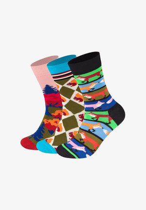Tři páry barevných ponožek: růžové s vzorem stromů, zelené s diamantovým designem a veverčimi motivy, a černé s grafikou lišek na světlém pozadí.