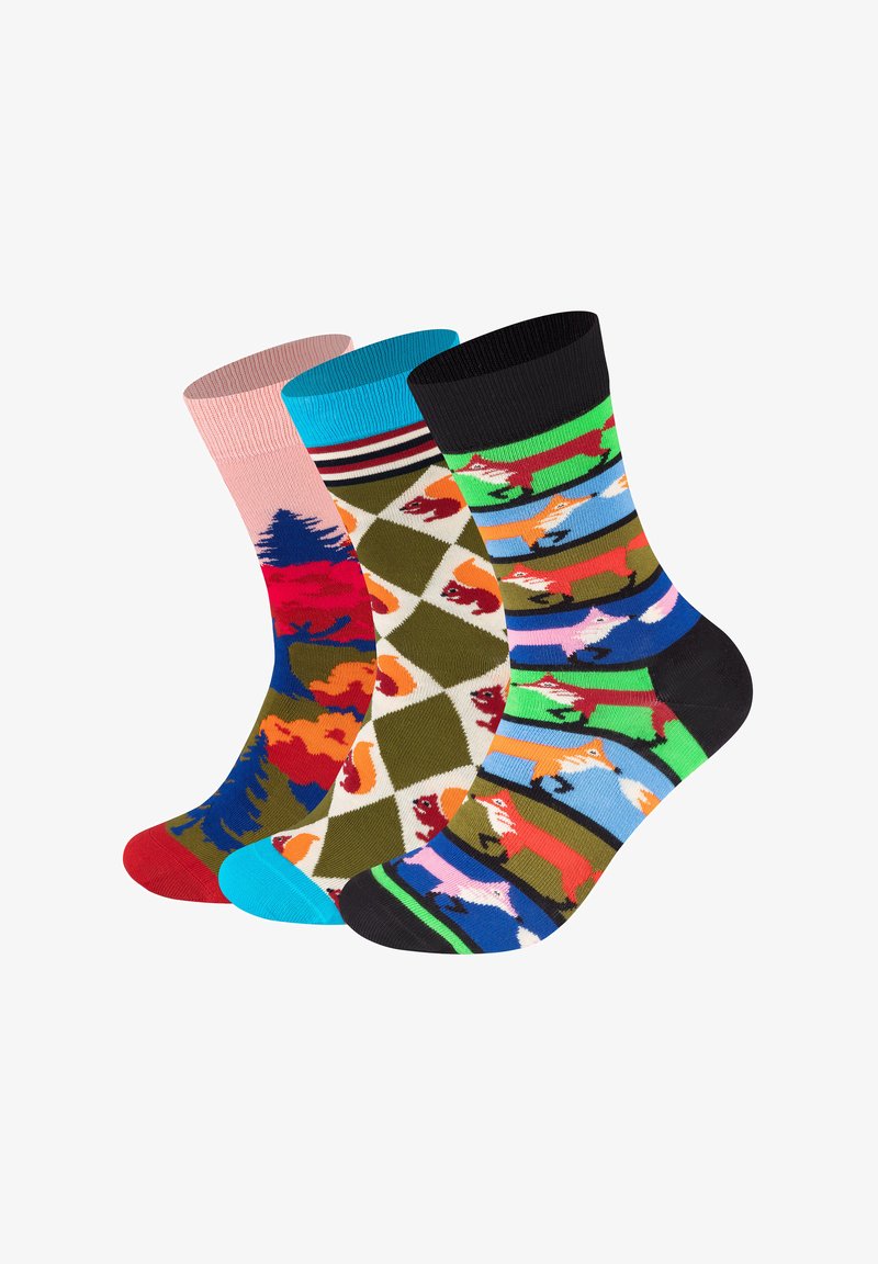 Trzy pary kolorowych skarpetek: różowe w wzór drzew, zielone w romby z wiewiórkami oraz czarne z grafiką lisów na jasnym tle.