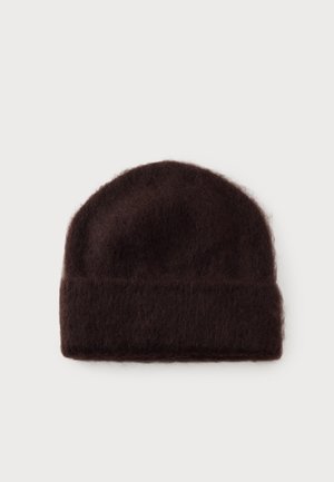 Gorro de punto marrón oscuro y difuso con puño doblado, mostrado plano sobre un fondo claro.