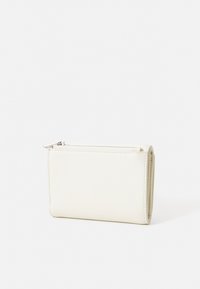 Portefeuille en cuir crème, texture lisse, forme rectangulaire, doté d'une fermeture éclair et d'un design minimaliste sans aucun élément métallique visible.