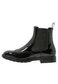 Botín Chelsea negro brillante con panel lateral elástico, tacón bajo y detalles de brogue en la punta y los lados.