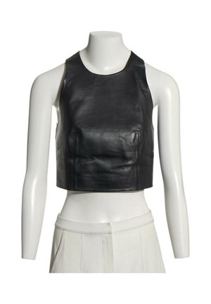 Top negro de cuero sin mangas y corto, exhibido en un torso de maniquí blanco que lleva pantalones blancos de talle alto.