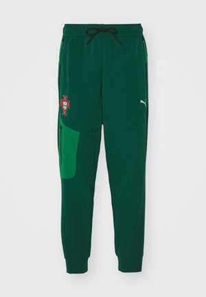 Groene joggers met een trekkoord in de taille, zijzakken en een contrasterende groene zakpatch. Bevat het embleem van Portugal en het Puma-logo in het wit.