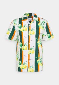 Camisa de manga corta con tela blanca y rayas verdes, naranjas y amarillas, decorada con patrones de limones y hojas, y cierre con botones en el frente.