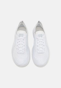 Hvide Nike sneakers med et åndbart meshupperside, flade snørebånd, rund tå og minimal branding på tungen og siden.