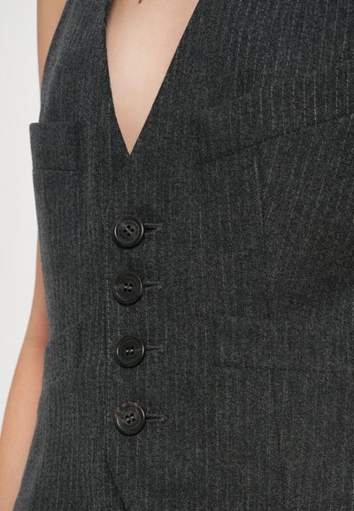 Gilet sans manches gris charbon avec un décolleté en V profond, comportant quatre boutons ronds noirs et une texture légère à rayures. Deux poches avant.