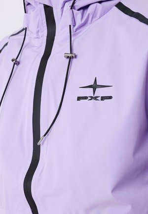 Giacca lilla chiaro con zip nera e dettagli neri, cappuccio regolabile con cordini e logo nero sul petto. Texture liscia.