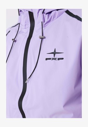 Veste violet clair avec une fermeture éclair noire et des accents, capuche réglable avec cordons, et un logo noir sur la poitrine. Texture lisse.