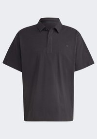 Černé polo tričko s krátkými rukávy, límcem a zapínáním na tři knoflíky. Obsahuje malé logo na levém prsu. Vyrobeno ze 100% bavlny.