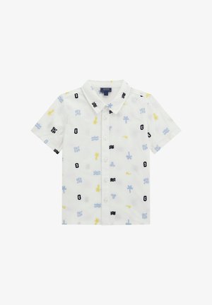 Camisa de manga corta blanca con patrones coloridos de aquáticos y palmeras, con botones y un diseño de cuello. Textura de tela suave.