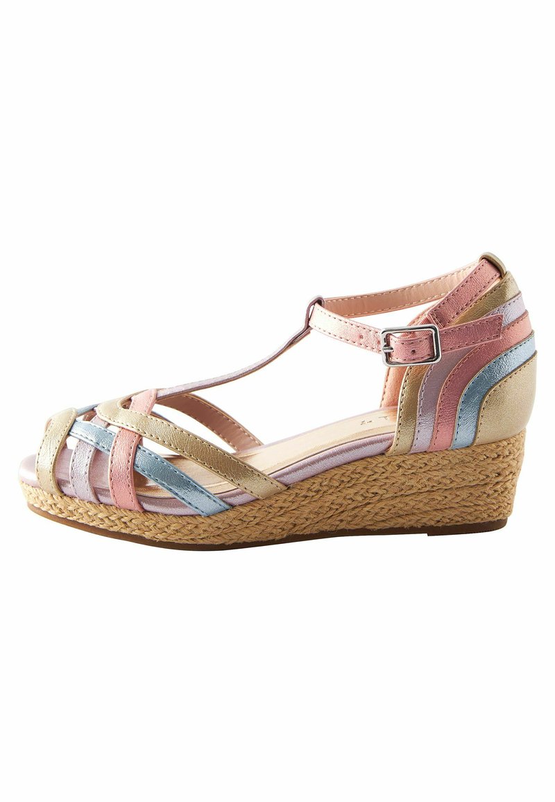 Sandal med kilehæl, der har et multifarvet design med pink, guld og blå stropper. Overdelen har en glat tekstur og en sål indhyllet i jute.