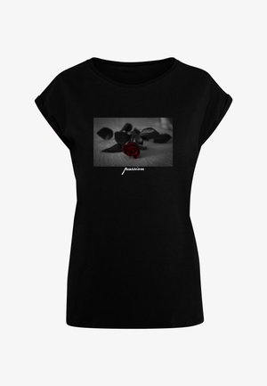 Zwart T-shirt met een bedrukte afbeelding van een rode roos en donkere bladeren op een grijze ondergrond, met het woord "passion" onder de afbeelding.