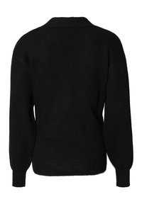 Czarny sweter o miękkiej fakturze, z kołnierzowym dekoltem i prążkowanym wykończeniem. Luźne rękawy zwężają się przy nadgarstkach.