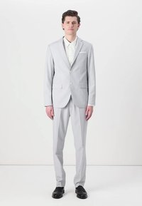 Hellgrauer Zweiteiler mit einem taillierten Blazer und geraden Hosen. Verfügt über eine Brusttasche, zwei Knöpfe und ein schlichtes Design.