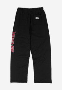 Pantalones de chándal negros con cintura elástica, un bolsillo trasero y un estampado gráfico rojo en la pierna izquierda. Hechos de una tela suave y texturizada.