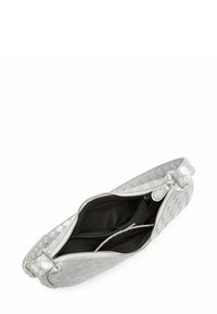 Strieborná tkaná kabelka so zipsovým uzáverom, čiernym interiérom a dvoma priehradkami. Hladká textúra so slabým leskom.