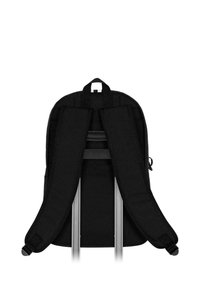 Mochila negra con correas acolchadas, un asa superior y una textura suave. Adecuada para acoplarse al asa de una maleta para viajar.