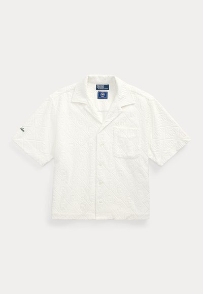Cămașă albă cu mâneci scurte, nasturi, model geometric texturat, buzunar la piept și etichetă „Polo by Ralph Lauren” la guler.