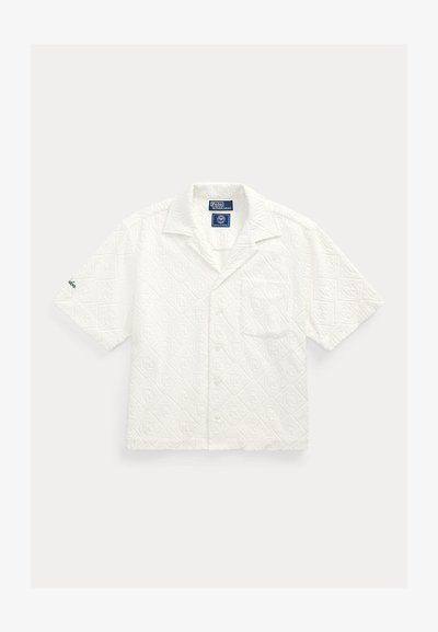 Cămașă albă cu mâneci scurte, nasturi, model geometric texturat, buzunar la piept și etichetă „Polo by Ralph Lauren” la guler.