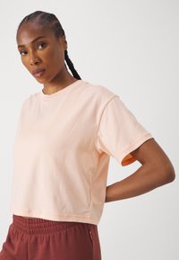 Champion C-TECH CREWNECK CROP - Apdrukāts T-krekls - apricot