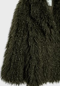 Tmavozelená olivová, dlhá kučeravá textúrovaná umelá kožušina s hustým, nadýchaným a vrstveným vzhľadom.